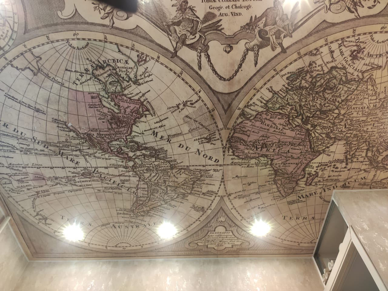 Где применяется и как создается карта мира на потолке?